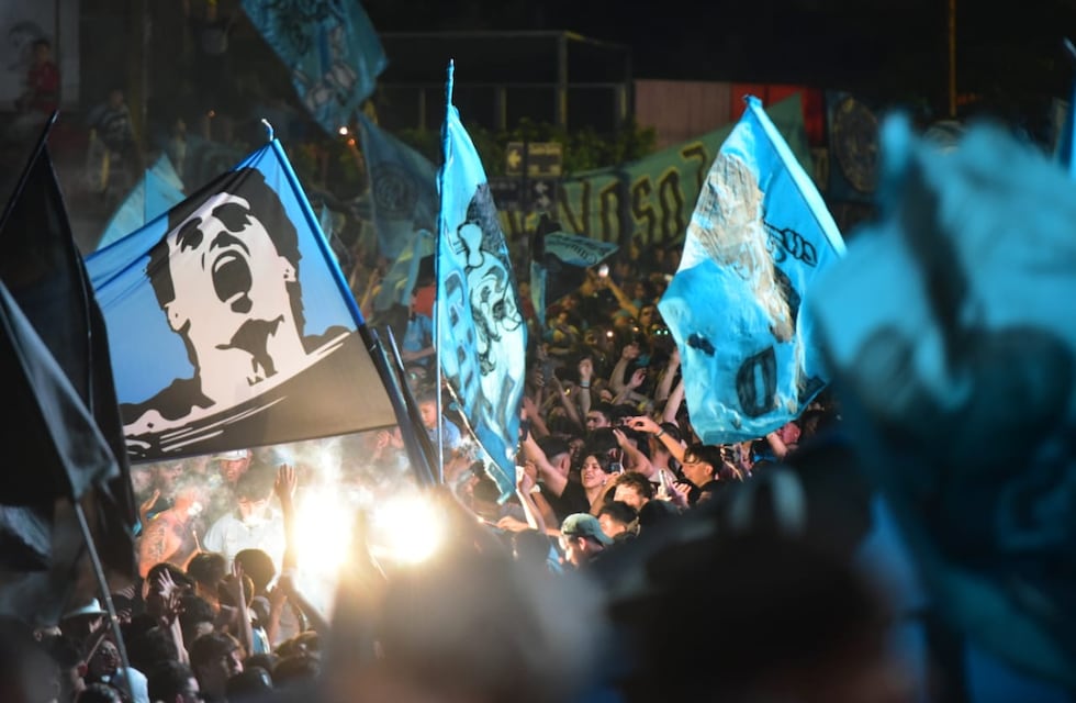 En fotos: el banderazo de Belgrano alentando al plantel para el duelo con Talleres