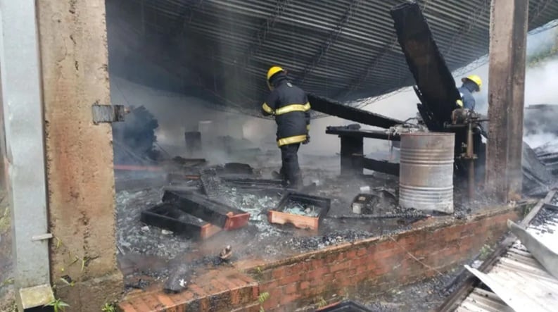 Dos incendios en pocas horas dejaron un muerto y cuantiosos daños en Hipólito Irigoyen y Puerto Rico.