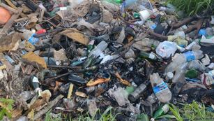 Canal sucio en el barrio Zazpe de Rafaela