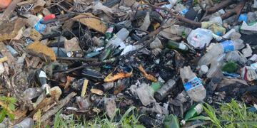 Canal sucio en el barrio Zazpe de Rafaela