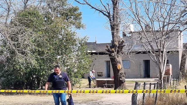 Uno de los allanamientos realizados por la Policía en Villa Dolores en el marco de la causa por el crimen de Santiago Aguilera. (La Voz)