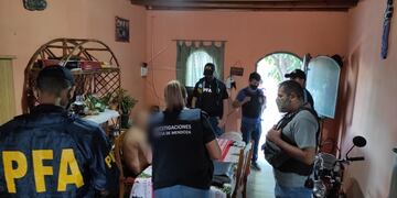 El allanamiento realizado en una vivienda de Luján donde vivía un hombre que acosaba a menores por las redes sociales. Gentileza Policía Federal