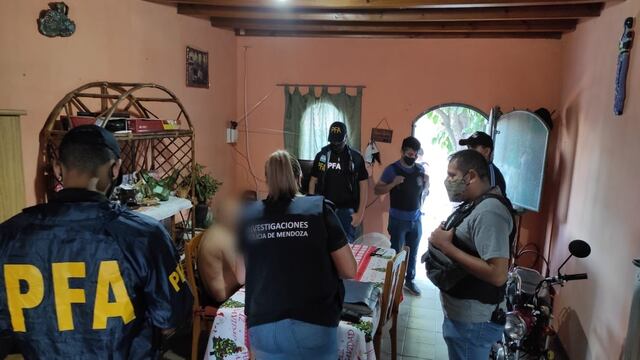 El allanamiento realizado en una vivienda de Luján donde vivía un hombre que acosaba a menores por las redes sociales. Gentileza Policía Federal