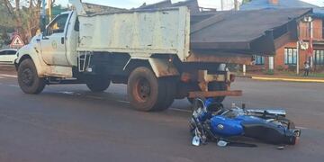 Accidente fatal en Wanda: un motociclista falleció tras chocar contra un camión.