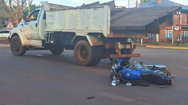 Accidente fatal en Wanda: un motociclista falleció tras chocar contra un camión.