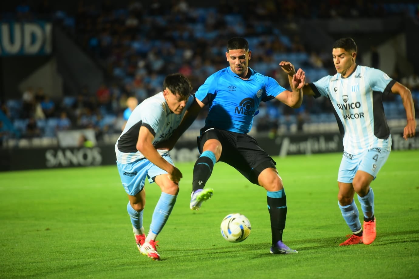 Belgrano y Racing se enfrentaron por las semifinales de la Copa Córdoba en el estadio Gigante de Alberdi. (Javier Ferreryra / La Voz)