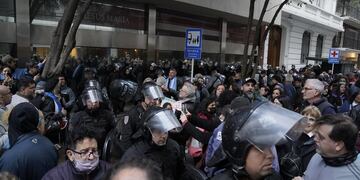 Infantería logró frenas a los militantes que tiraron las vallas en los alrededores de la casa de Cristina Kirchner. - Gentileza / Clarín