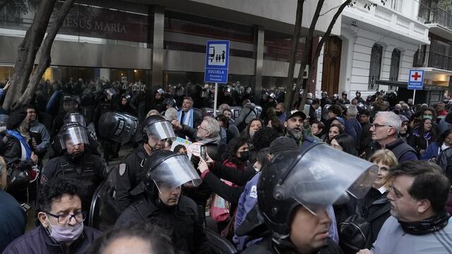 Infantería logró frenas a los militantes que tiraron las vallas en los alrededores de la casa de Cristina Kirchner. - Gentileza / Clarín