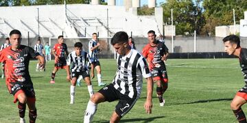 Sporting perdió ante Liniers en el comienzo de la temporada de la Liga del Sur.