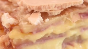 Milhojas de jamón y queso.