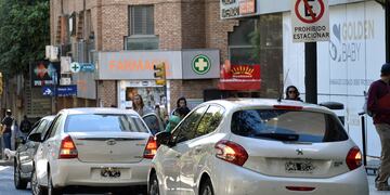 Estacionar en lugares prohibidos es la principal causa de las multas en la ciudad (Ramiro Pereyra / Archivo)