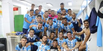El plantel de Racing festejando el triunfo sobre Defensores de Belgrano de Villa Ramallo. (Prensa Racing)