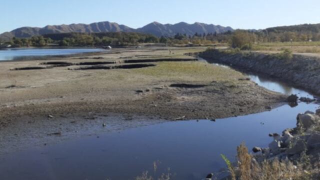Dique Cruz de Piedra, el cual abastece a la ciudad de San Luis, con imponente baja