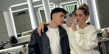 Unos chat afirman que el joven le habría sido infiel a Sabrina.