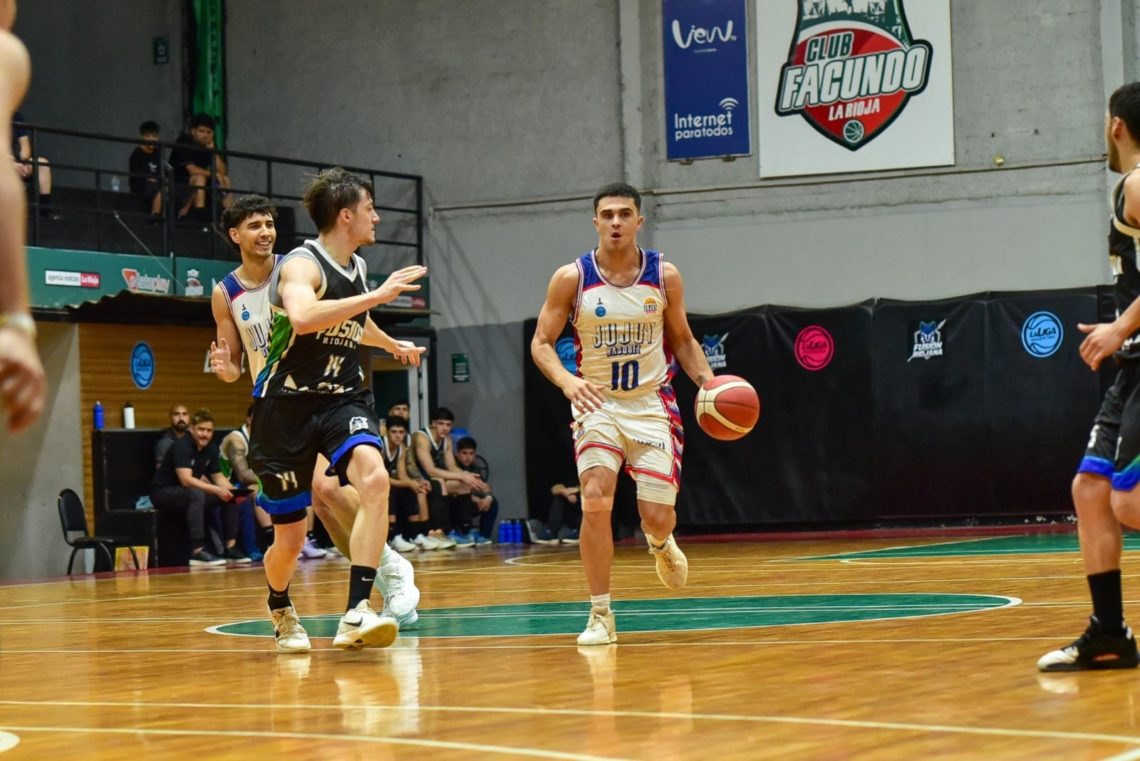 Jujuy Básquet dejó escapar una ventaja en el último cuarto y terminó cayendo en suplementario en La Rioja.