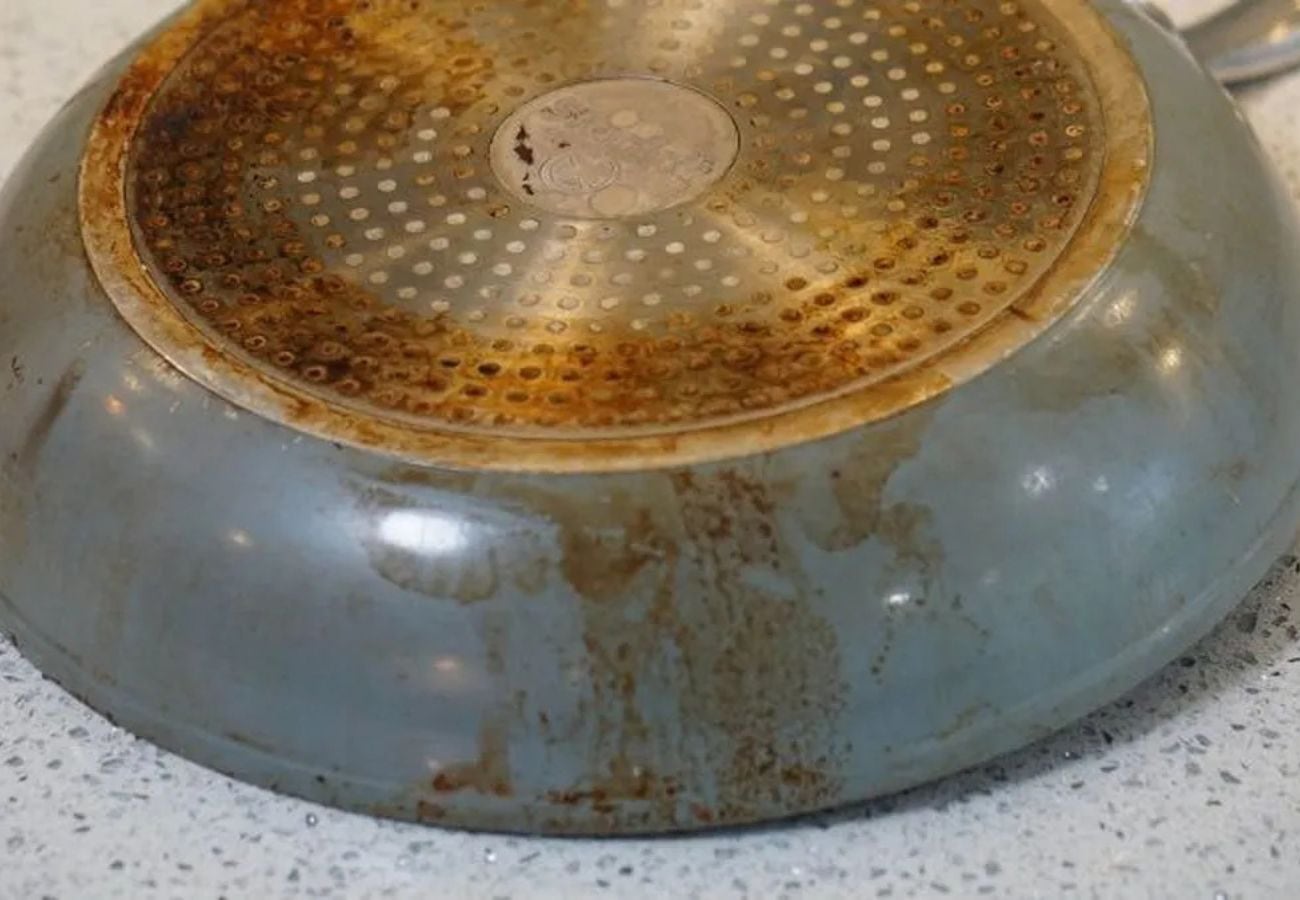 El proceso de limpieza con bicarbonato y vinagre elimina manchas persistentes sin dañar la superficie de los utensilios.