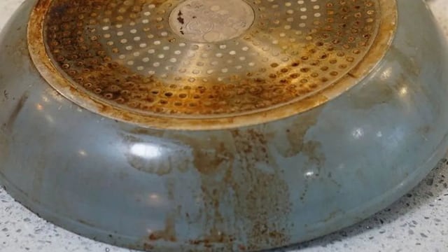 Adiós a las manchas de grasa: el truco definitivo para limpiar las ollas y que queden como nuevas