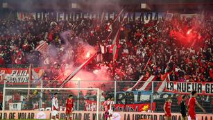 La hinchada de Instituto en Rosario, por Copa Argentina. Dos simpatizante sufrieron lesiones severas (Prensa IACC).