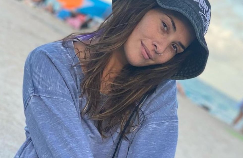 Ivana Nadal posó desde la playa en microbikini y dejó a la vista uno de sus tatuajes secretos
