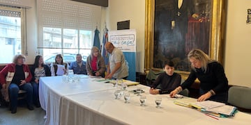 Gonzales Chaves: 26 Familias firmaron su escritura en el Palacio Municipal