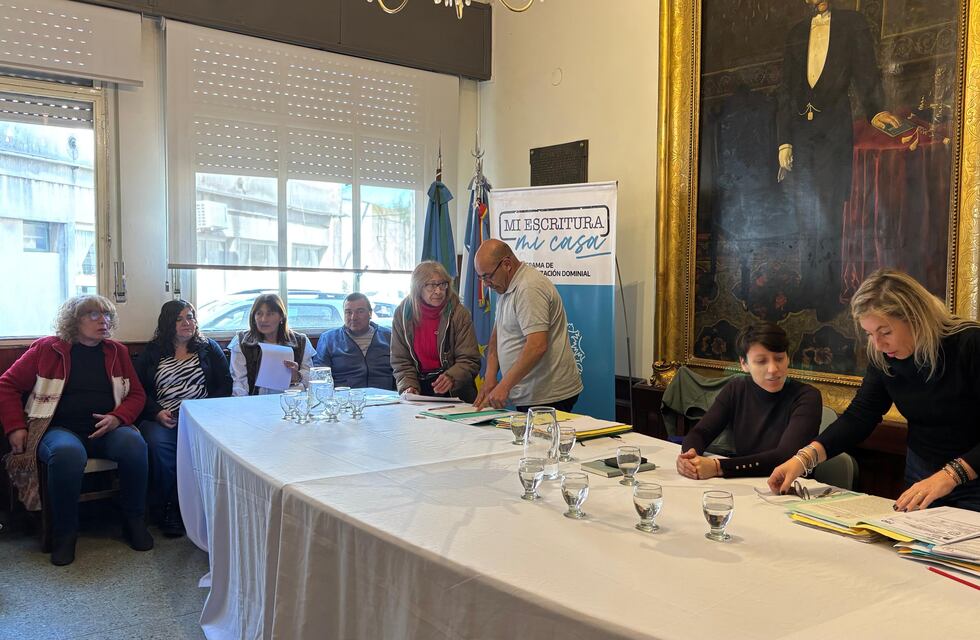 Gonzales Chaves: 26 Familias firmaron su escritura en el Palacio Municipal