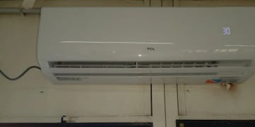 Instalaron dos equipos de aire acondicionado en escuelas de Bajo Hondo.