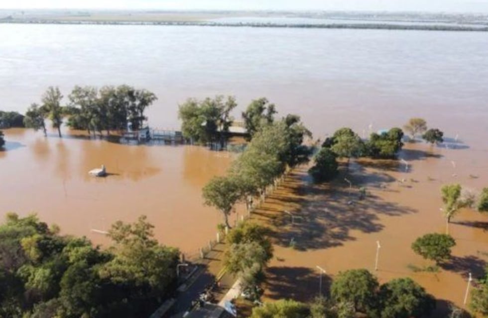 Alerta en Santo Tomé por la crecida del río Uruguay: se declaró emergencia hídrica y cortaron una ruta