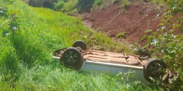 San Vicente: automóvil despistó y quedó invertido sobre una alcantarilla.