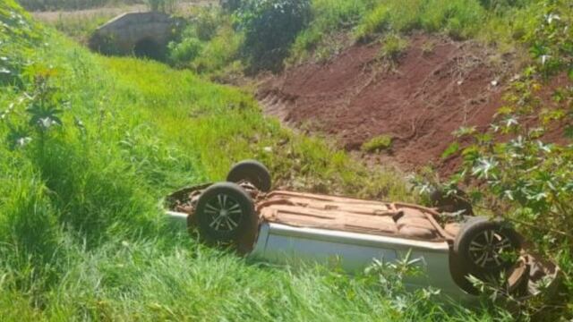 San Vicente: automóvil despistó y quedó invertido sobre una alcantarilla.