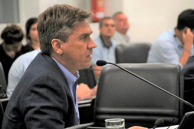 Leandro Zdero, diputado provincial por la UCR, manifestó en declaraciones radiales su enérgico rechazo al aumento salarial del 40% para senadores, diputados nacionales y personal del Congreso