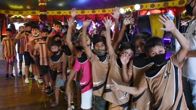 NIÑOS QUE PARTICIPAN DE LOS PROGRAMAS DEPORTIVOS ASISTIERON AL CIRCO RODAS
