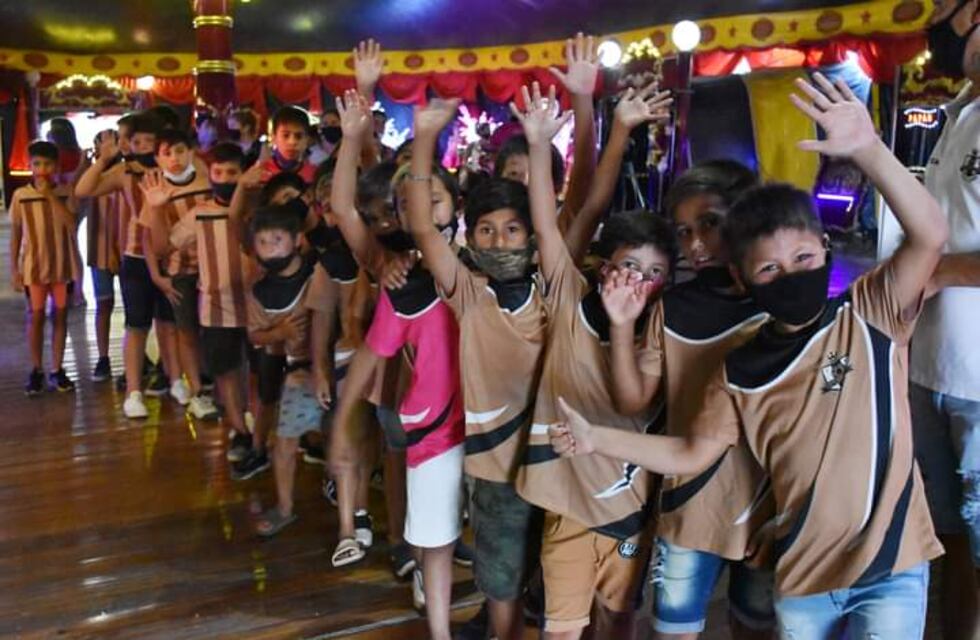 Chicos que participan de programas deportivos asistieron al Circo Rodas
