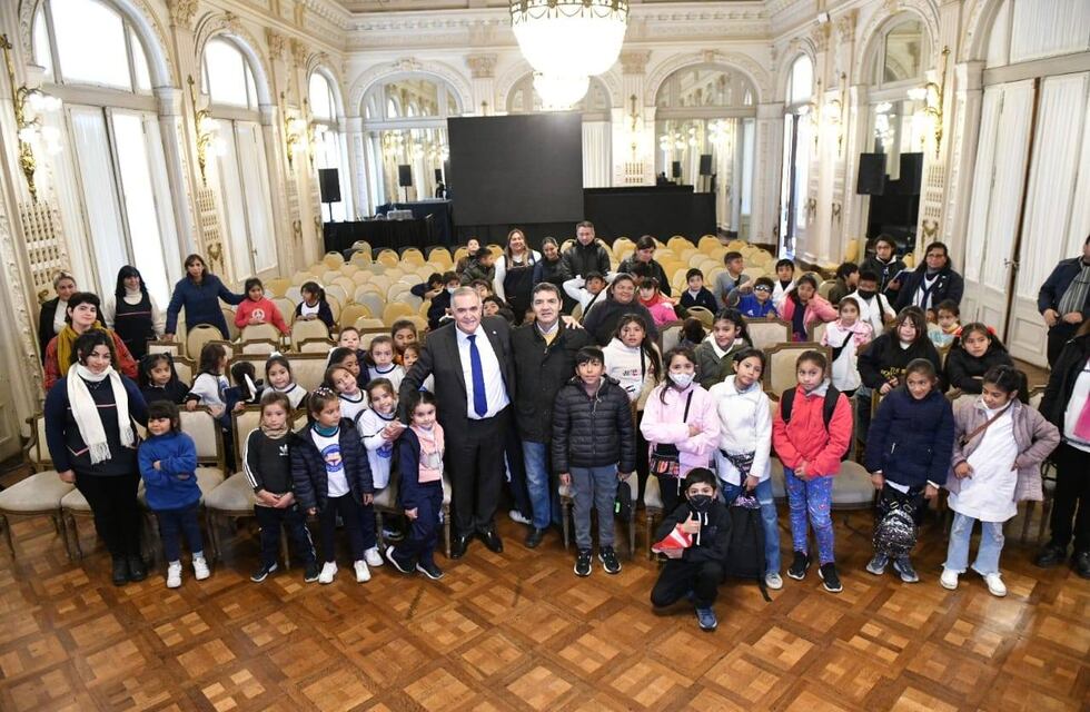 Alumnos de Amaicha y Pozo del Alto con el gobernador Jaldo