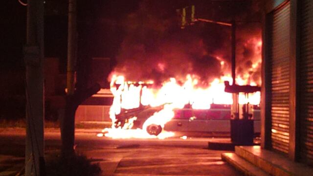 Se trataba de una unidad de la línea 51 que sufrió un desperfecto alrededor de las 20. (Foto: @adrielvelasco)
