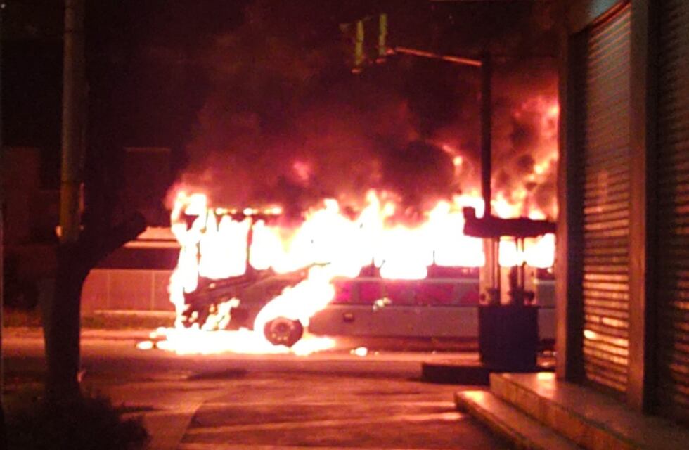 Video: impresionante incendio de un colectivo de Ersa en Córdoba