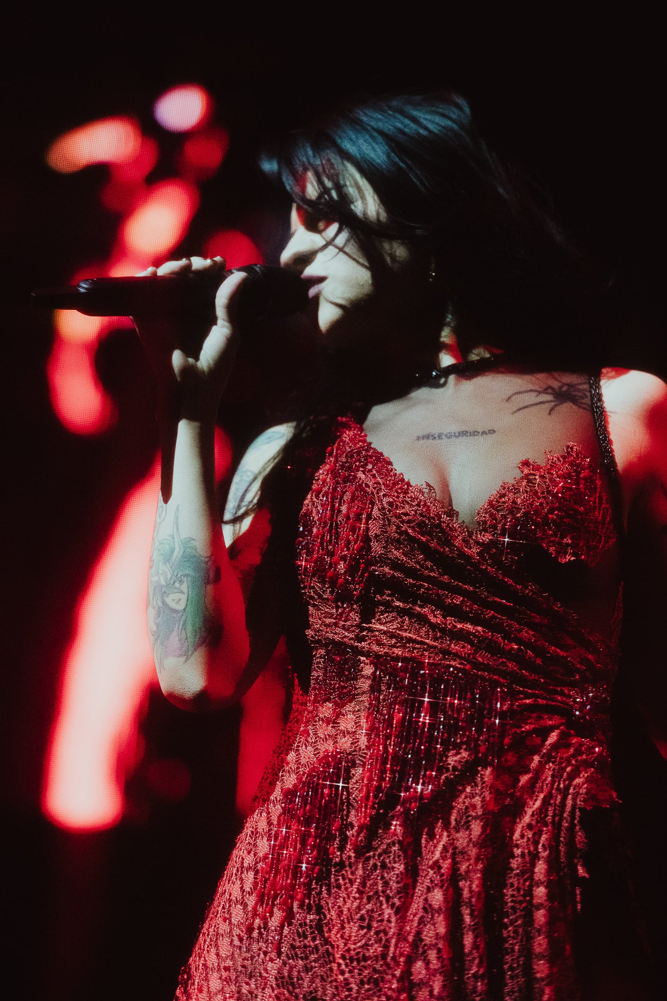 Cazzu en su primer show de cuatro confirmados en el Movistar Arena presentando su disco "Latinaje" (Dale Play / Vicky Dragonetti)