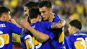 Anselmino festeja la apertura del marcador tras un fuerte cabezazo. Gana Boca en Rosario. / Gentileza.
