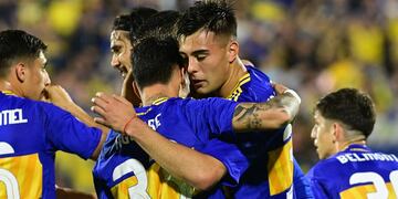 Anselmino festeja la apertura del marcador tras un fuerte cabezazo. Gana Boca en Rosario. / Gentileza.