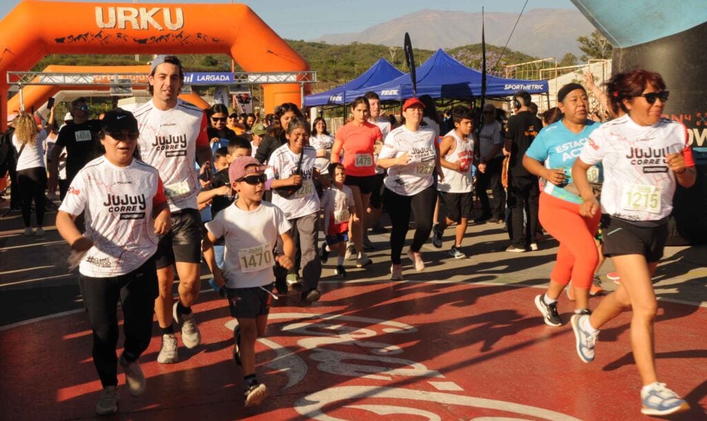 En una espléndida mañana de domingo, desde la línea de largada, en la Ciudad Cultural, partieron más de 1.200 corredores de todas las edades.