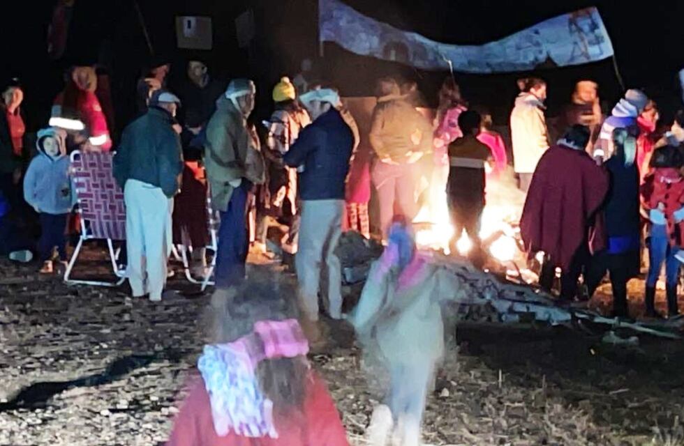 Mapuches bloquean el ingreso a Vaca Muerta: reclaman contra la contaminación y el fracking