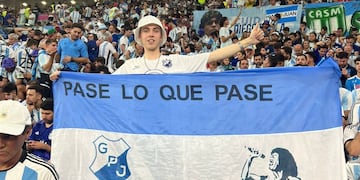 Javier Passamonte llevó sus pasiones en una bandera a Qatar 2022: Juniors y la Mona Jiménez
