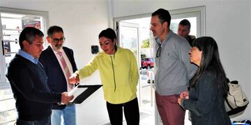 El intendente Raúl Jorge y funcionarios del municipio escuchan comentarios de Brenda Carabajal acerca del avance de los trabajos en el edificio de la futura Escuela Municipal de Boxeo.