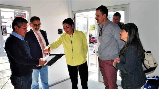 El intendente Raúl Jorge y funcionarios del municipio escuchan comentarios de Brenda Carabajal acerca del avance de los trabajos en el edificio de la futura Escuela Municipal de Boxeo.