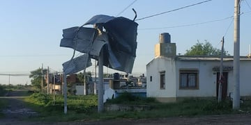 La ferocidad del viento que sopló en la madrugada de este lunes en Jujuy queda evidenciada en esta imagen de chapas retorcidas contra la parte alta de una columna de iluminación, en la periferia de la ciudad.
