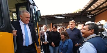 Jaldo observó los trabajos en la estación terminal y saludó a alumnos de la zona