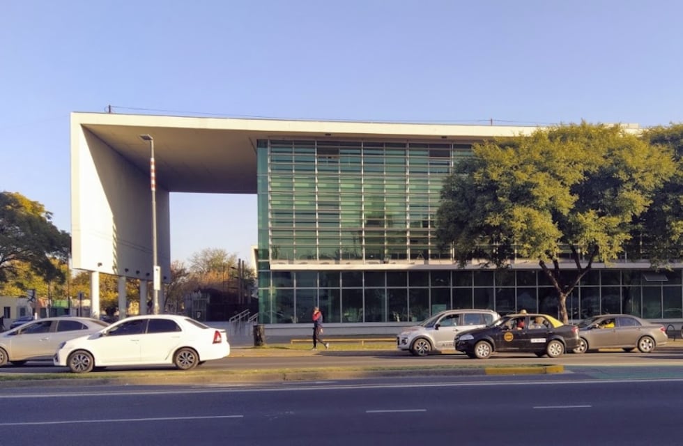 Un joven de San Lorenzo recibió una brutal golpiza en un bar de Armstrong: pelea por su vida
