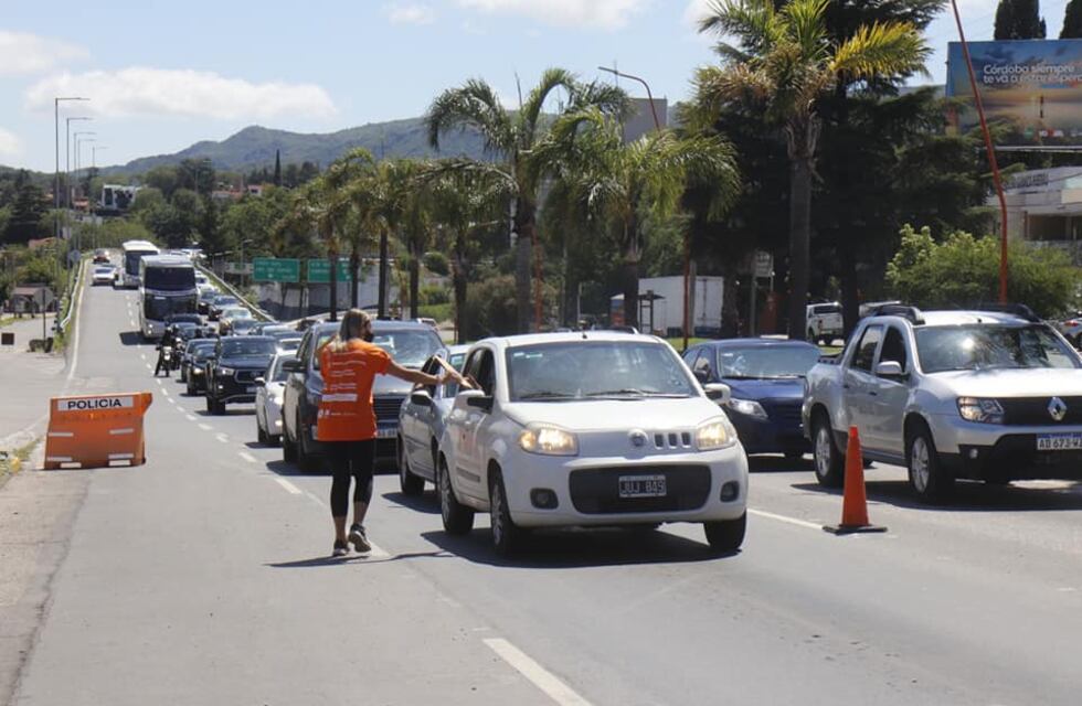 “Finde” de carnaval a pleno en Carlos Paz: cierran balnearios por la cantidad de gente