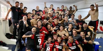 El plantel de Newell's estalló de alegría en el vestuario de la cancha de Rosario Central.