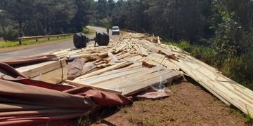 Accidente vial en El Alcázar dejó daños materiales.