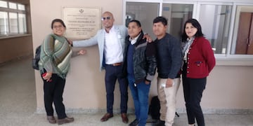 El director del Colegio Secundario n° 39 del barrio Campo Verde, Paulo Eliseo Arias, junto a personal del establecimiento, posando con la placa recordatoria de la inauguración del edificio financiado por el plan PROMACE.